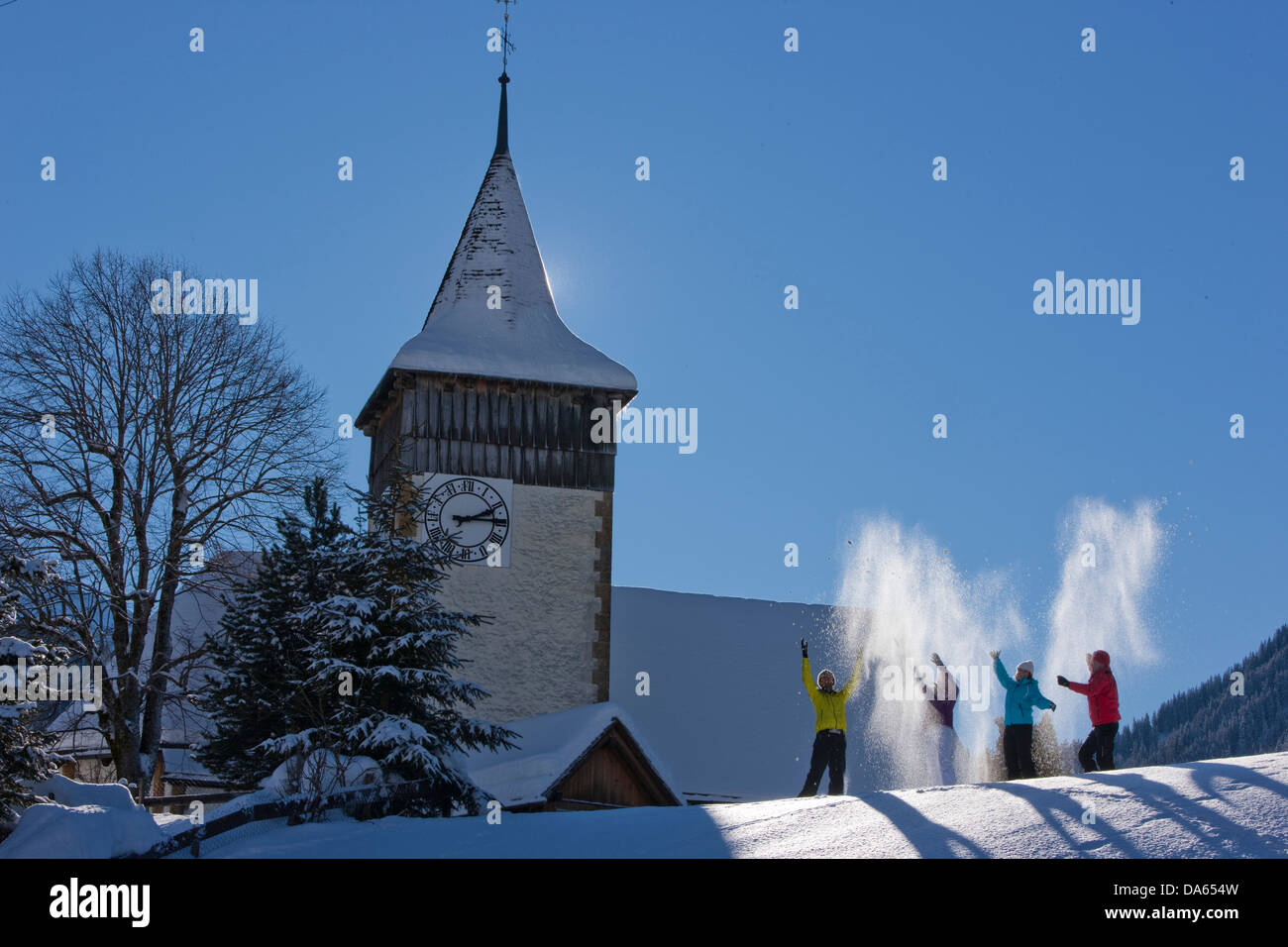 Winter-Chat, Kirche, Lauenen, Winter, Dorf, Kanton Bern, Berner Oberland, Kirche, Religion, Wintersport, Schweiz, Eur Stockfoto