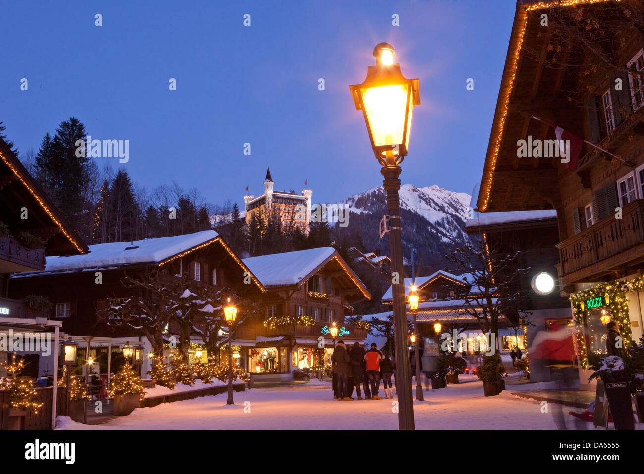 Gstaad, Winter, Dorf, Nacht, dunkel, Kanton Bern, Berner Oberland, Schweiz, Europa, Hotel Palace, Lampe, Lampen Stockfoto