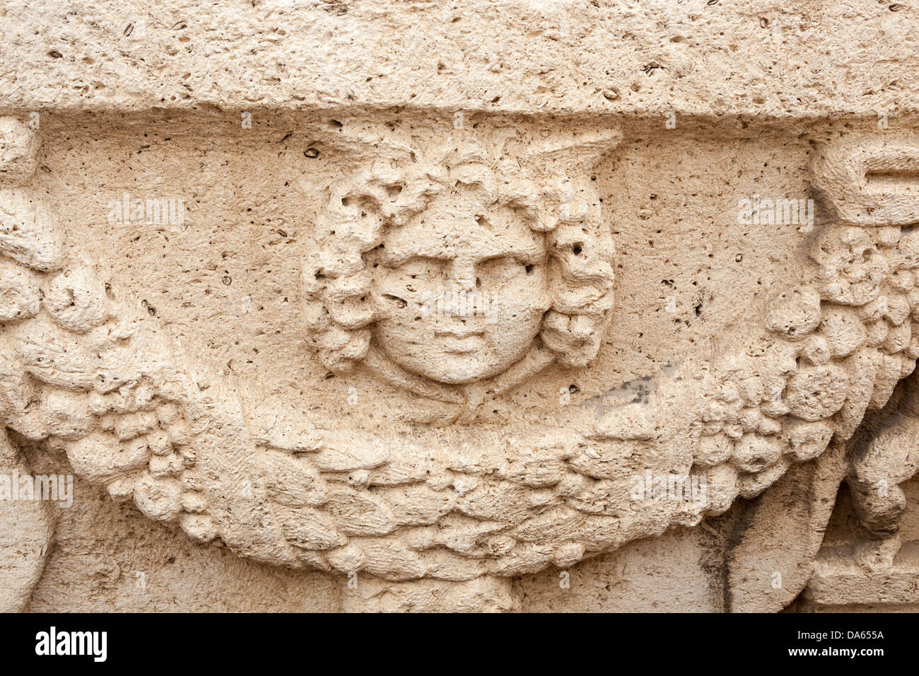 Geschnitzten Stein Gesicht Detail auf einem Sarkophag in die Katakomben von Kom El Shuqafa, Alexandria, Ägypten Stockfoto