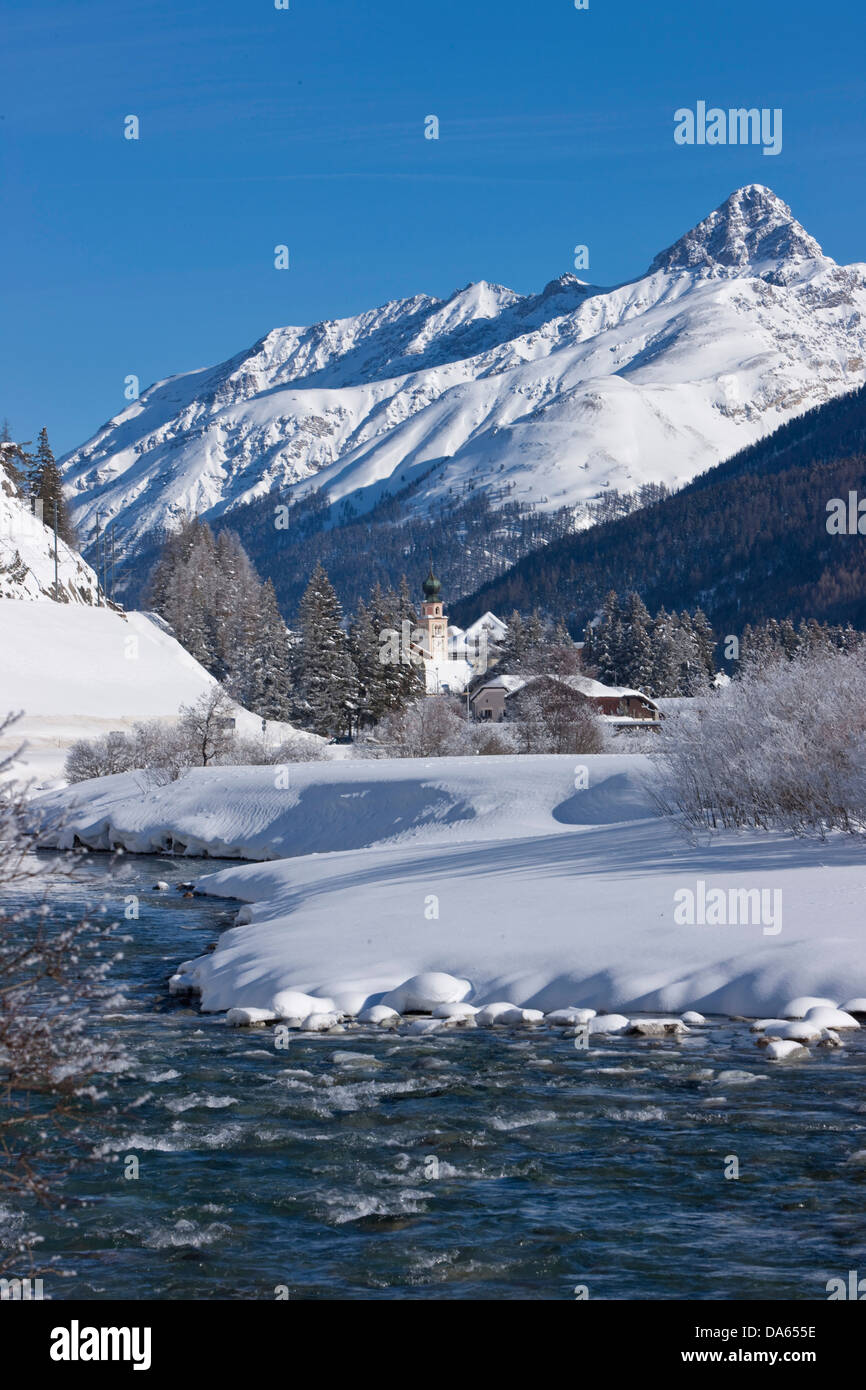 Madulain, Inn, Berg, Berge, Dorf, Fluss, Fluss, Bach, Körper des Wassers, Wasser, Winter, Kanton, GR, Graubünden, Graubünden, Stockfoto