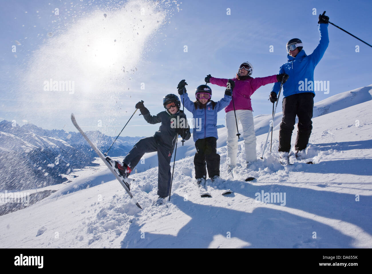 Familie, Skifahren, Wintersport, Zuoz, Familie, Ski, Skifahren, Wintersport, Carving, Winter, Wintersport, Kanton, GR, Graubünden, Stockfoto