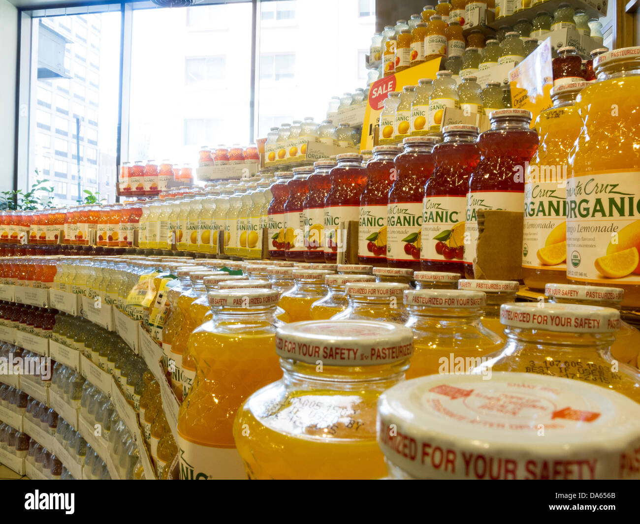 Bio-Obst Getränke Display, Whole Foods Market in Chelsea, NYC Stockfoto