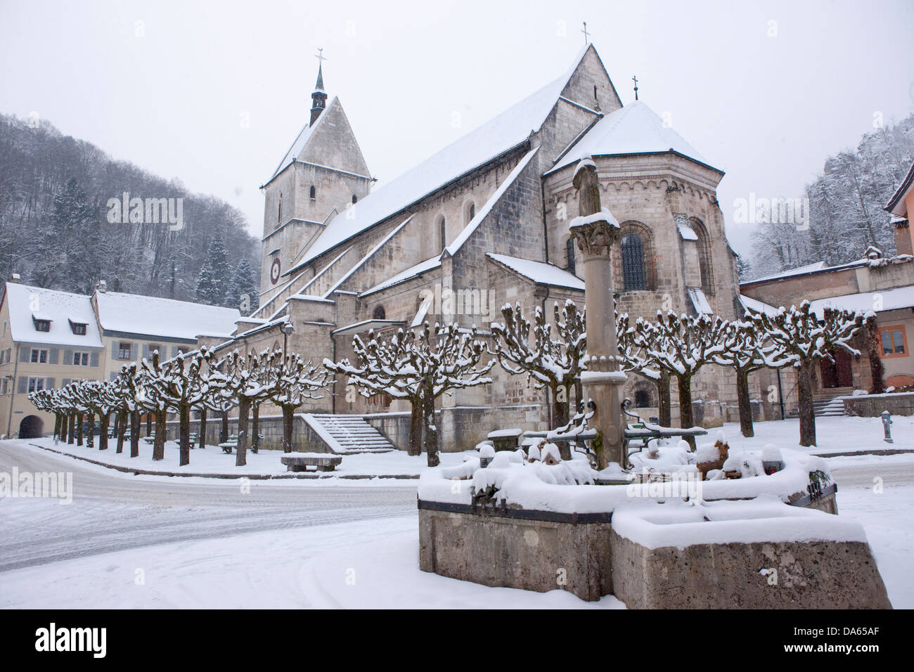 Saint-Ursanne, Jura, Kanton, JU, Dorf, Schnee, Winter, Schweiz, Europa, Kirche Stockfoto