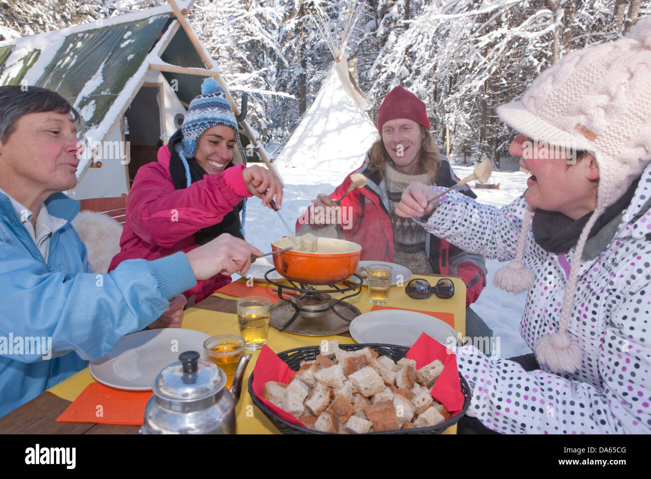 Fondue, Biwak, Jura, Winter, Kanton, JU, Jura, Wintersport, Essen, Essen, Hütte, Berghaus, Almhütte, Käse, richtet Stockfoto