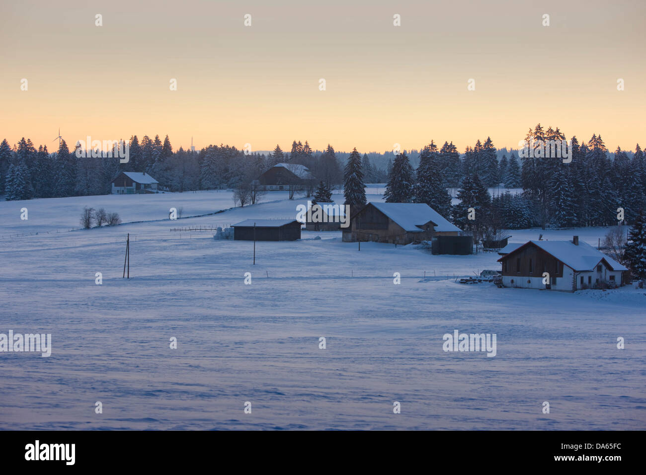 Morgen-Stimmung, freie Berge, Bauernhof, Winter, Schnee, Kanton, JU, Jura, Dorf, Les Bois, Schweiz, Europa Stockfoto