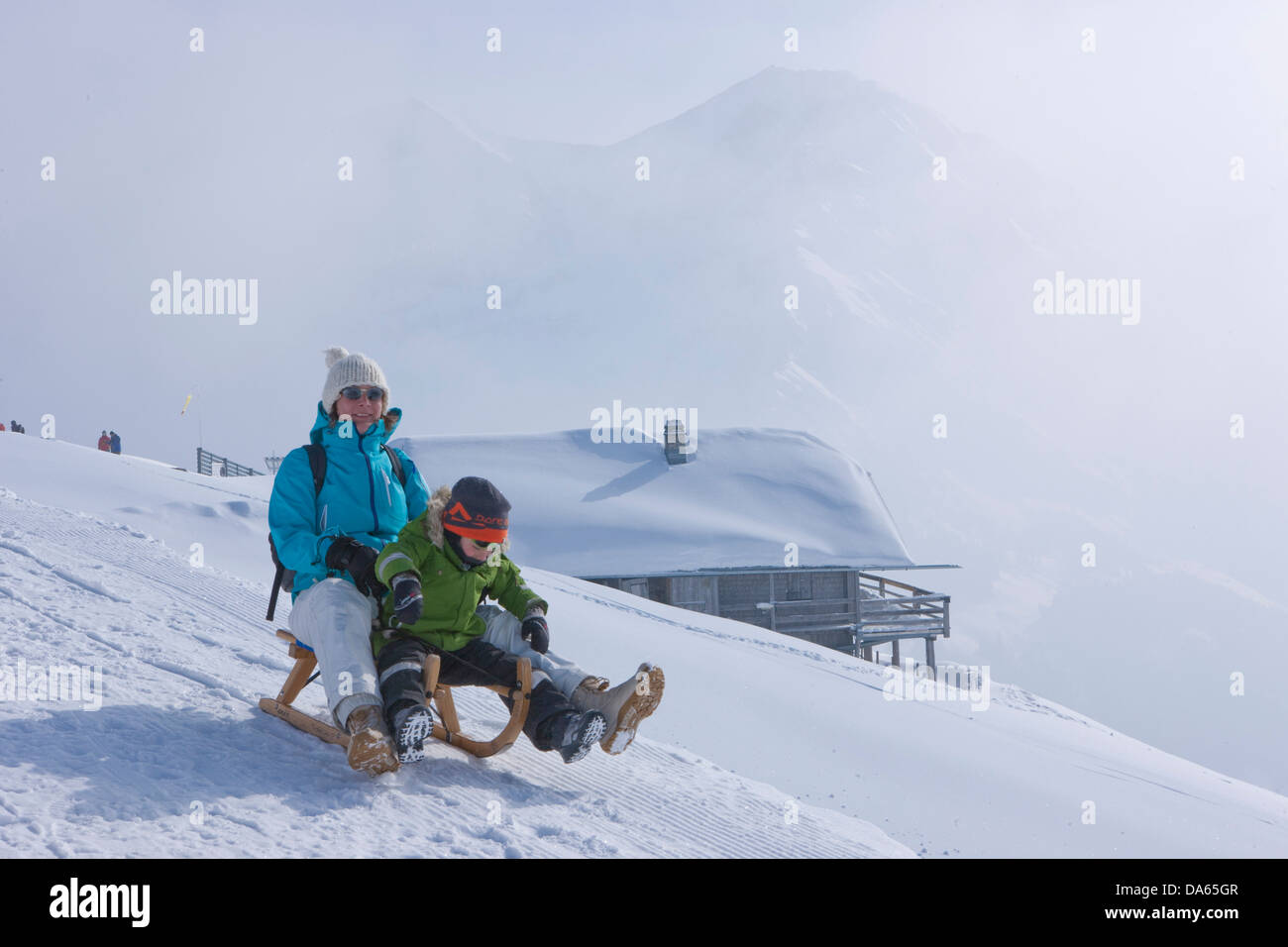 Familie, Fahrt, Rodel, Rodeln, Adelboden, Tourismus, Urlaub, Wanderweg, Winter, Wintersport, Kanton Bern, Berner Oberland, Stockfoto