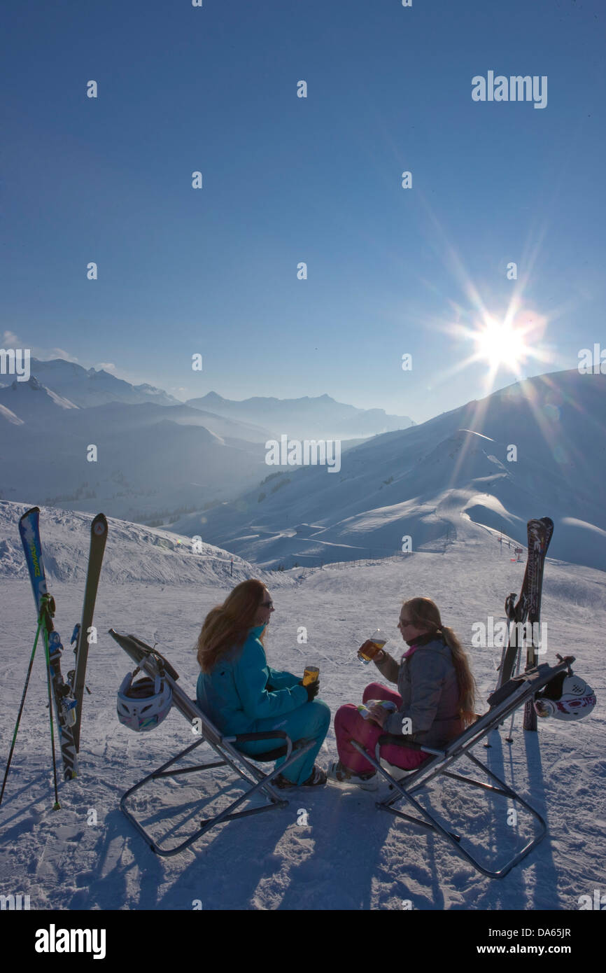 Pause, Stop, Liegestuhl, Skigebiet, Adelboden, Winter, Kanton Bern, Berner Oberland, Frauen, trinken, Tourismus, Urlaub, Swi Stockfoto