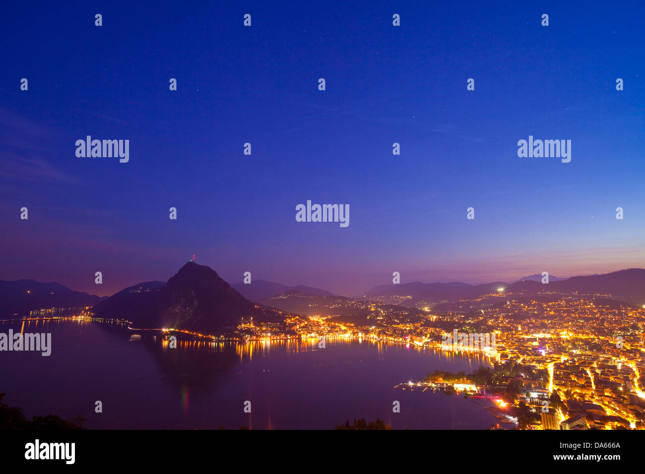 Lugano, Monte San Salvatore, nachts, Kanton, TI, Ticino, Südschweiz, Stadt, Stadt, See, Seen, Nacht, dunkel, Schweiz Stockfoto