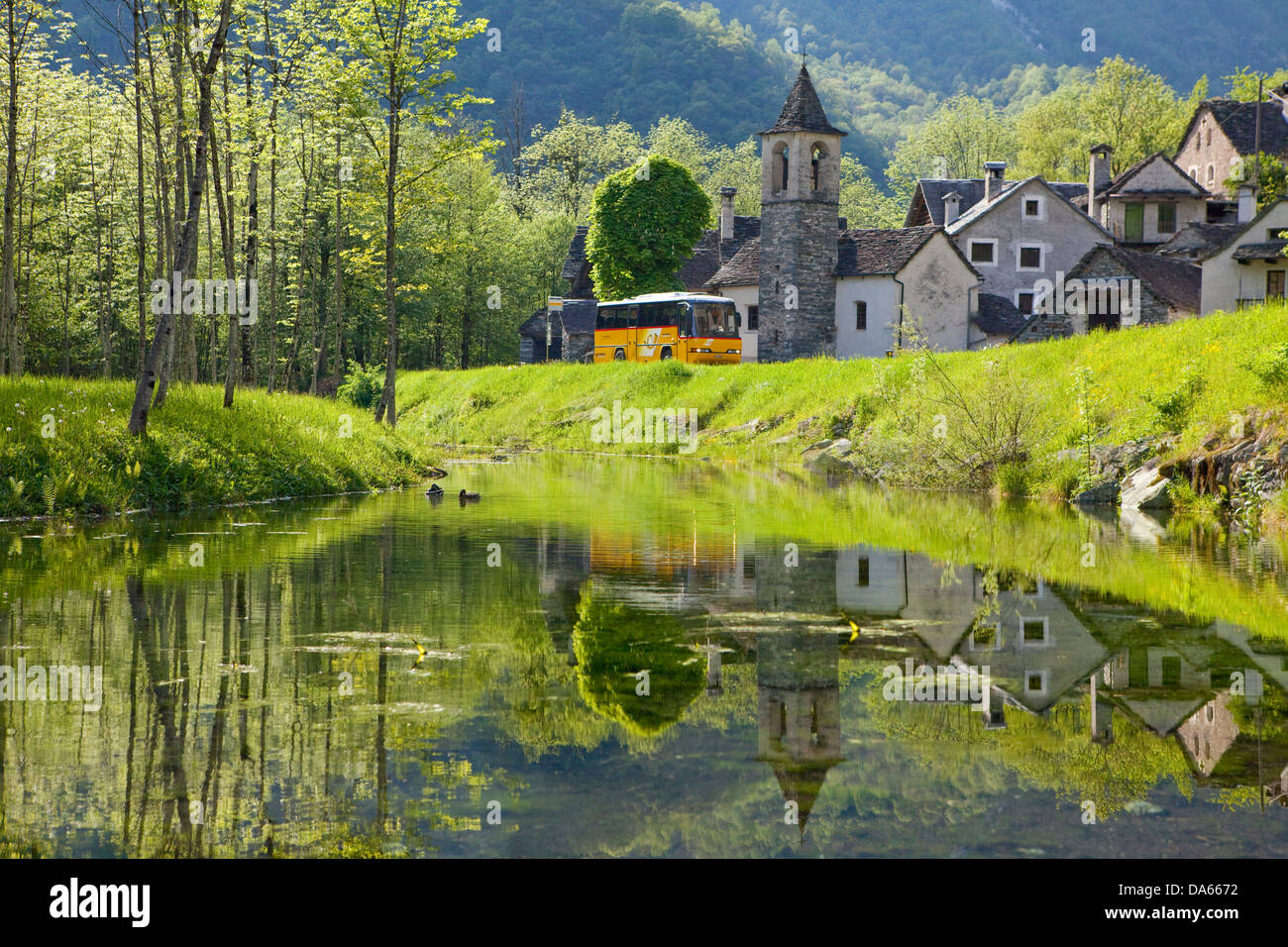 PostAuto, Bavona-Tal, Kanton, TI, Ticino, Südschweiz, Dorf, Postauto, Reflexion, Schweiz, Europa, Fluss, f Stockfoto