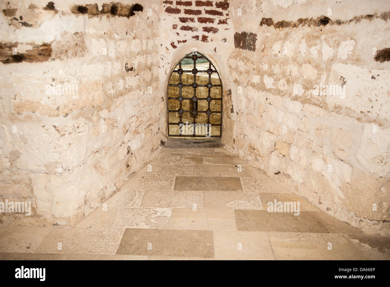 Steinwand und Fenster innerhalb der Zitadelle von Qaitbay, Alexandria, Ägypten Stockfoto