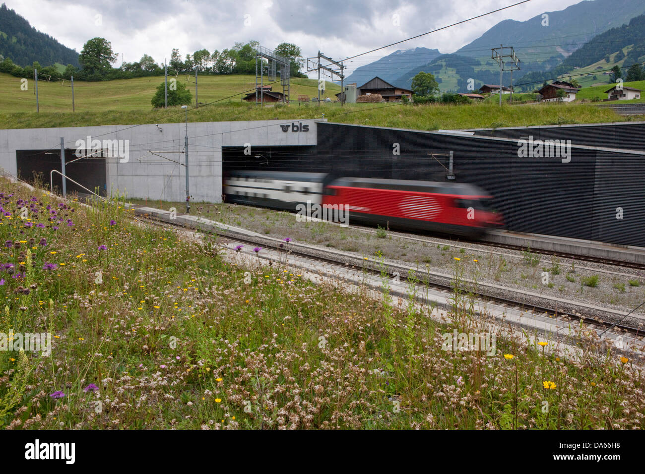 Tunnel, Basistunnel, Haupteingang Nord, Frutigen, Berner Oberland, Straße, Bahn, Zug, Eisenbahn, Kanton Bern, Lötschberg, Stockfoto