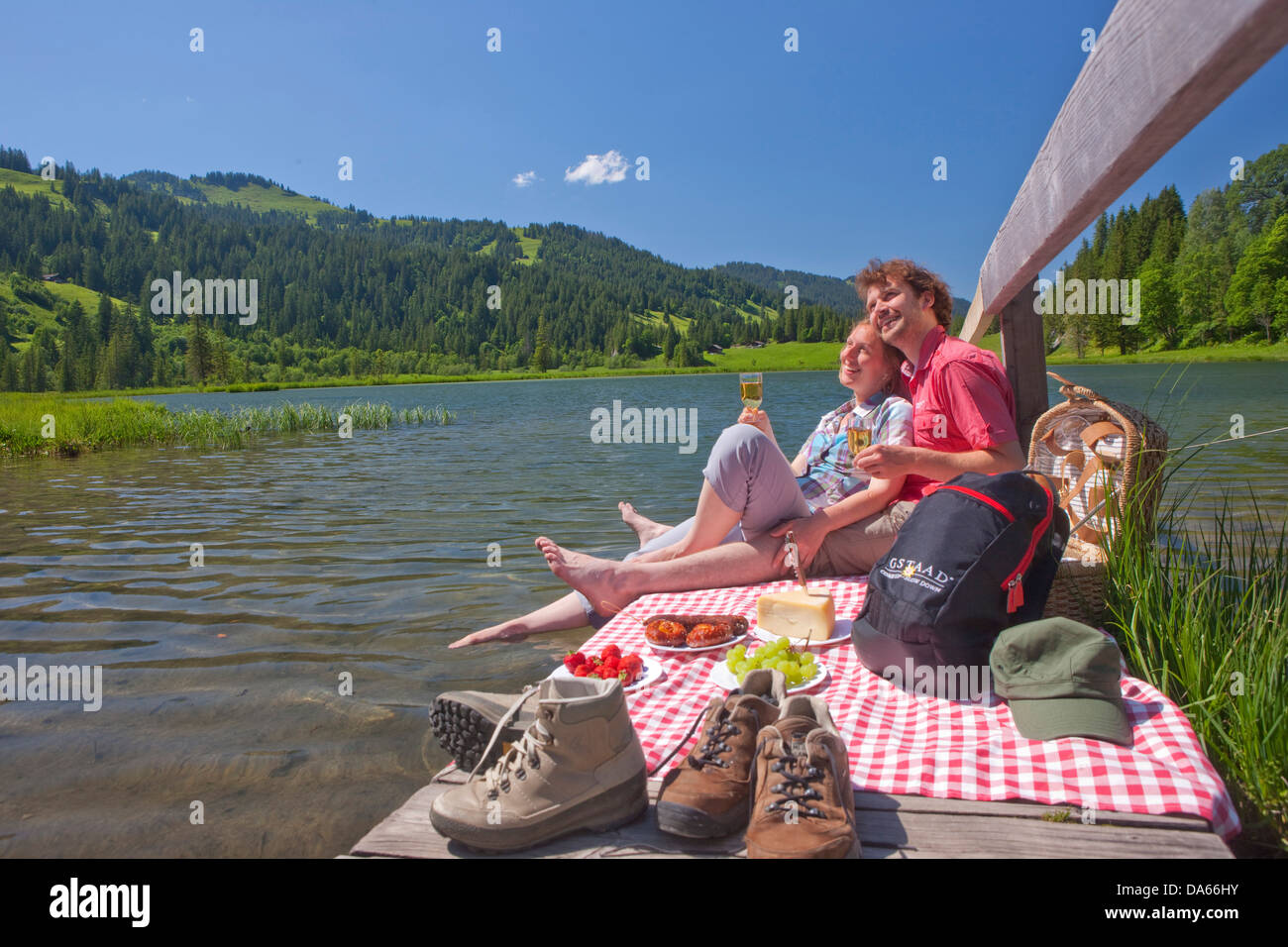 Reisender, Picknick, Lauenensee, Kanton Bern, paar, Paare, Mountain Lake, See, Seen, Wanderweg, Wandern, Wandern, trekking, S Stockfoto