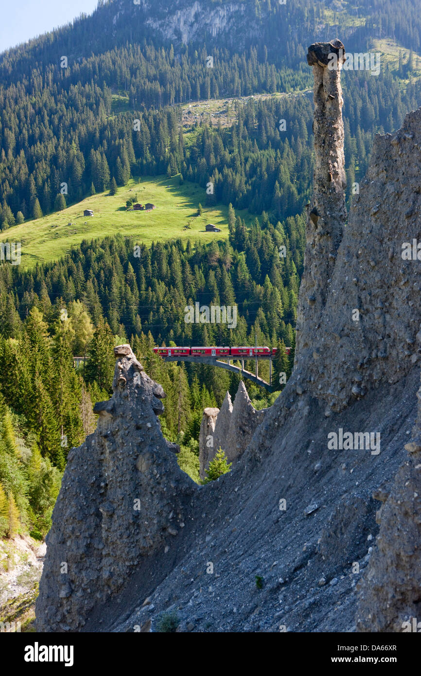 Cliff Pyramiden, Langwies, Schanfigg, Kanton, GR, Graubünden, Graubünden, Straße, Bahn, Zug, Eisenbahn, Klippe, Fels, Fels, Stein, Stockfoto