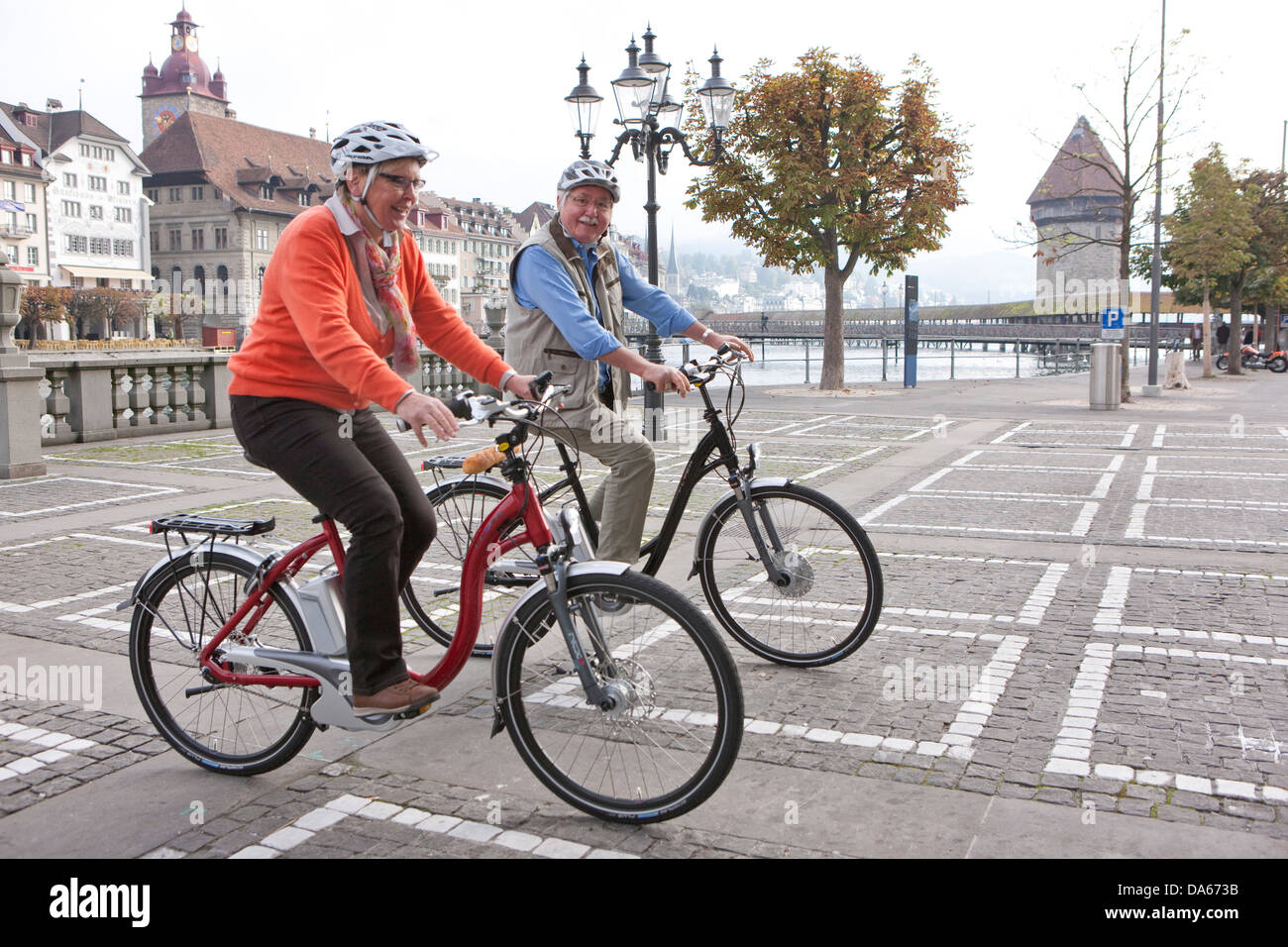 Senioren, paar, e-Bike, Flyer, eBike-Stadt, Stadt, Fahrrad, Fahrräder, Fahrrad, Reiten ein Fahrrad, Stadt, Stadt, Schweiz Stockfoto