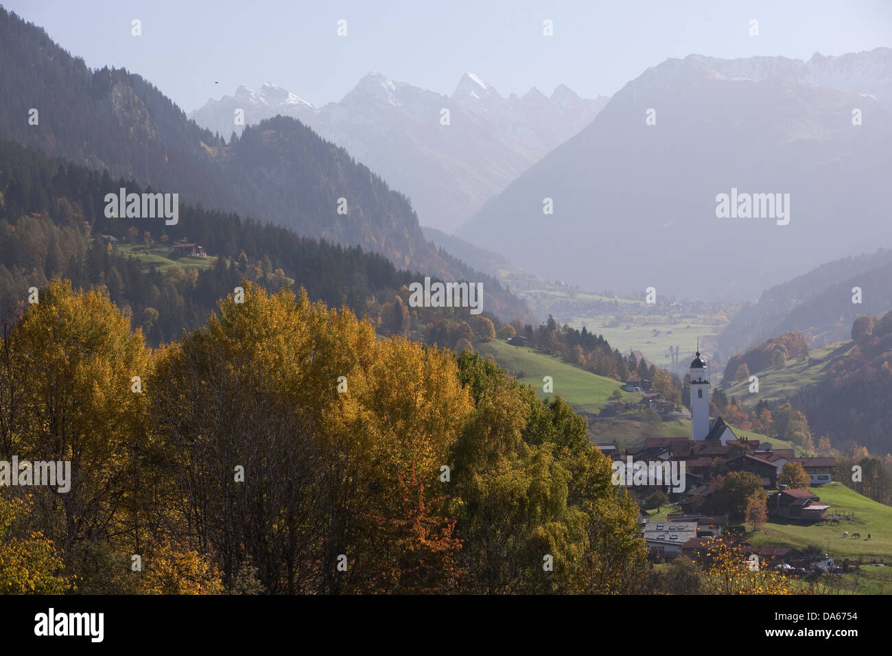 SaaS, Prättigau, Herbst, Kanton GR, Graubünden, Graubünden, Dorf, Schweiz, Europa, Landschaft, Landschaft, Dorf, Stockfoto