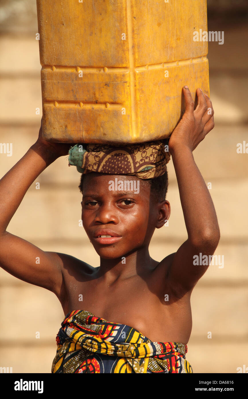 ethnische Minderheiten, indigene, Person, Pygmäen, Pygmäen, Baka Pygmäen, Baka Pygmäen Mädchen, Wasser, Kanister, Vorderansicht Porträt, Sangha Stockfoto