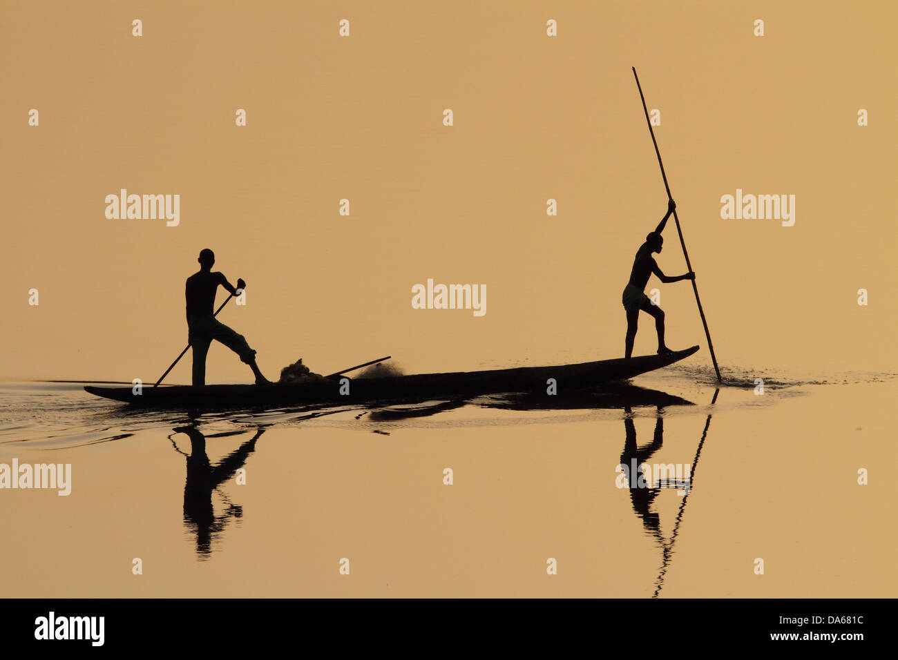 Bantu, Menschen, Fischer, Fischer, Fischerboot, Einbaum, Sonnenuntergang, Kontur, Spiegel Bildgebung, Spiegelung, Reflexion, Wasser Stockfoto