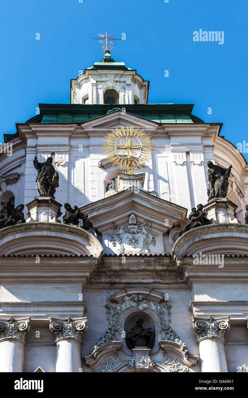 Die barocke Fassade der St. Nikolaus-Kirche auf dem Altstädter Ring, Prag Stockfoto