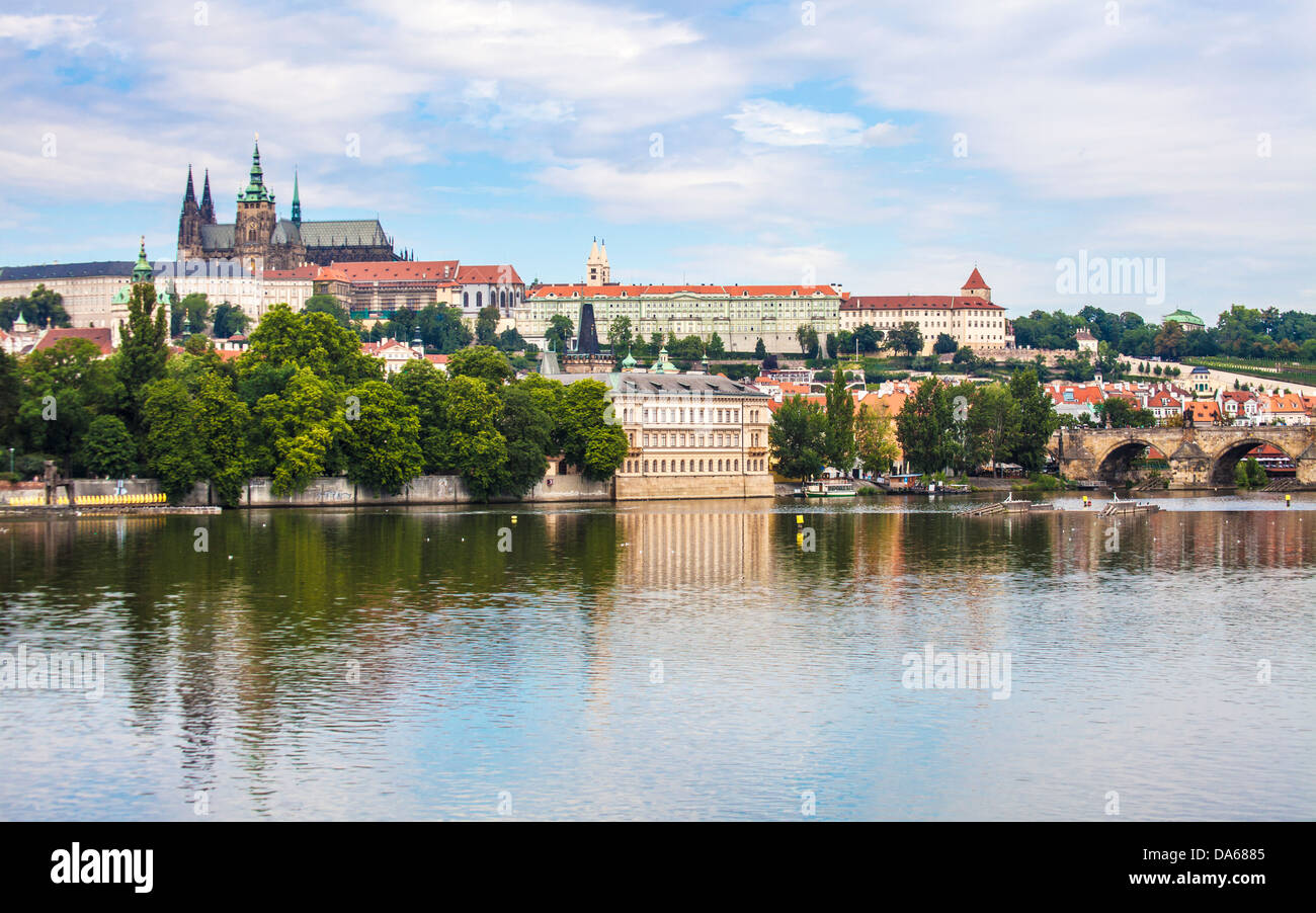 Blick über die Moldau in Richtung der Burg, St.-Veits-Dom und Charles Bridge, Tschechische Republik. Stockfoto