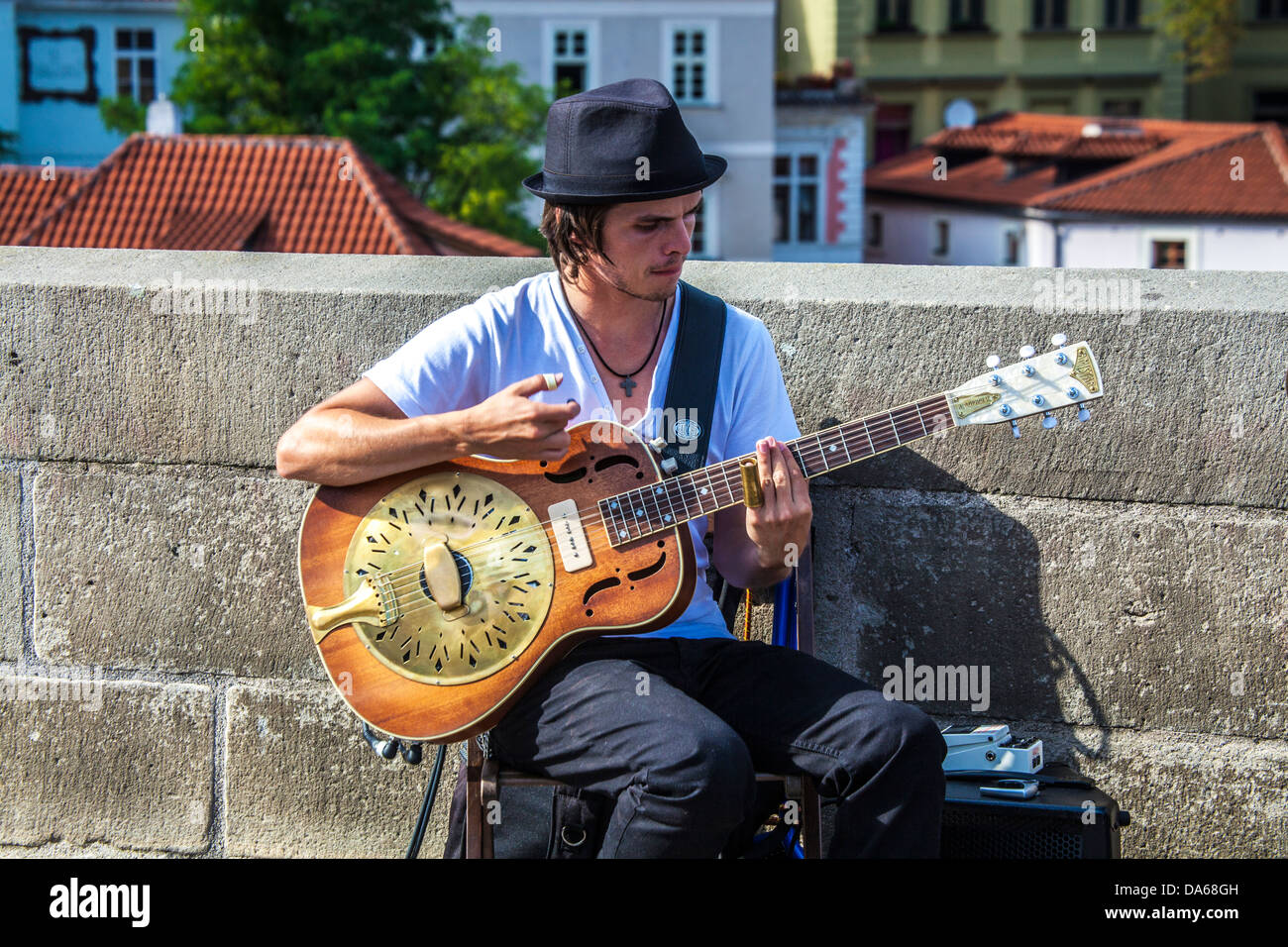 Straßenmusiker spielt einer Amistar Resophonic Gitarre auf der Karlsbrücke, illuminierte most, Prag, Praha Stockfoto