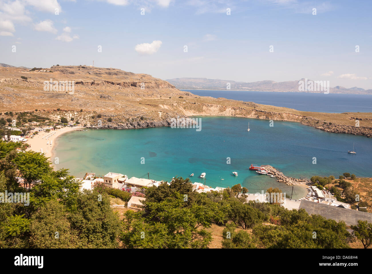 Blick auf den Strand von Lindos und Bay, Lindos, Rhodos, Griechenland Stockfoto