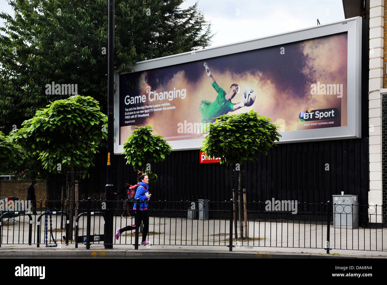 London England Borough Road Frau läuft durch Billboard Werbung BT Breitband Stockfoto