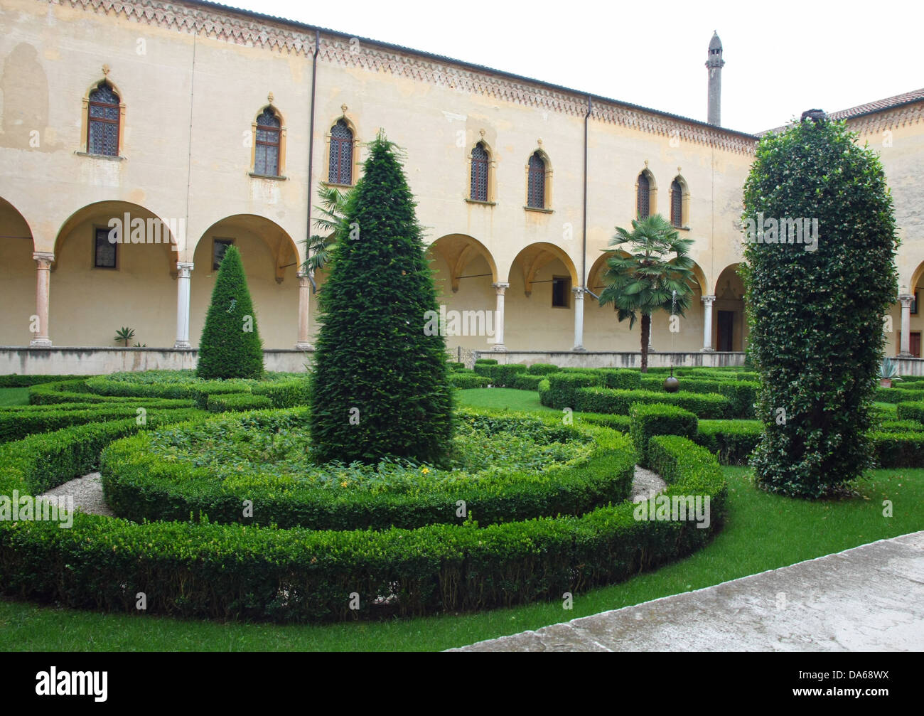 Ein franziskanerkloster mit garten Fotos und Bildmaterial in hoher