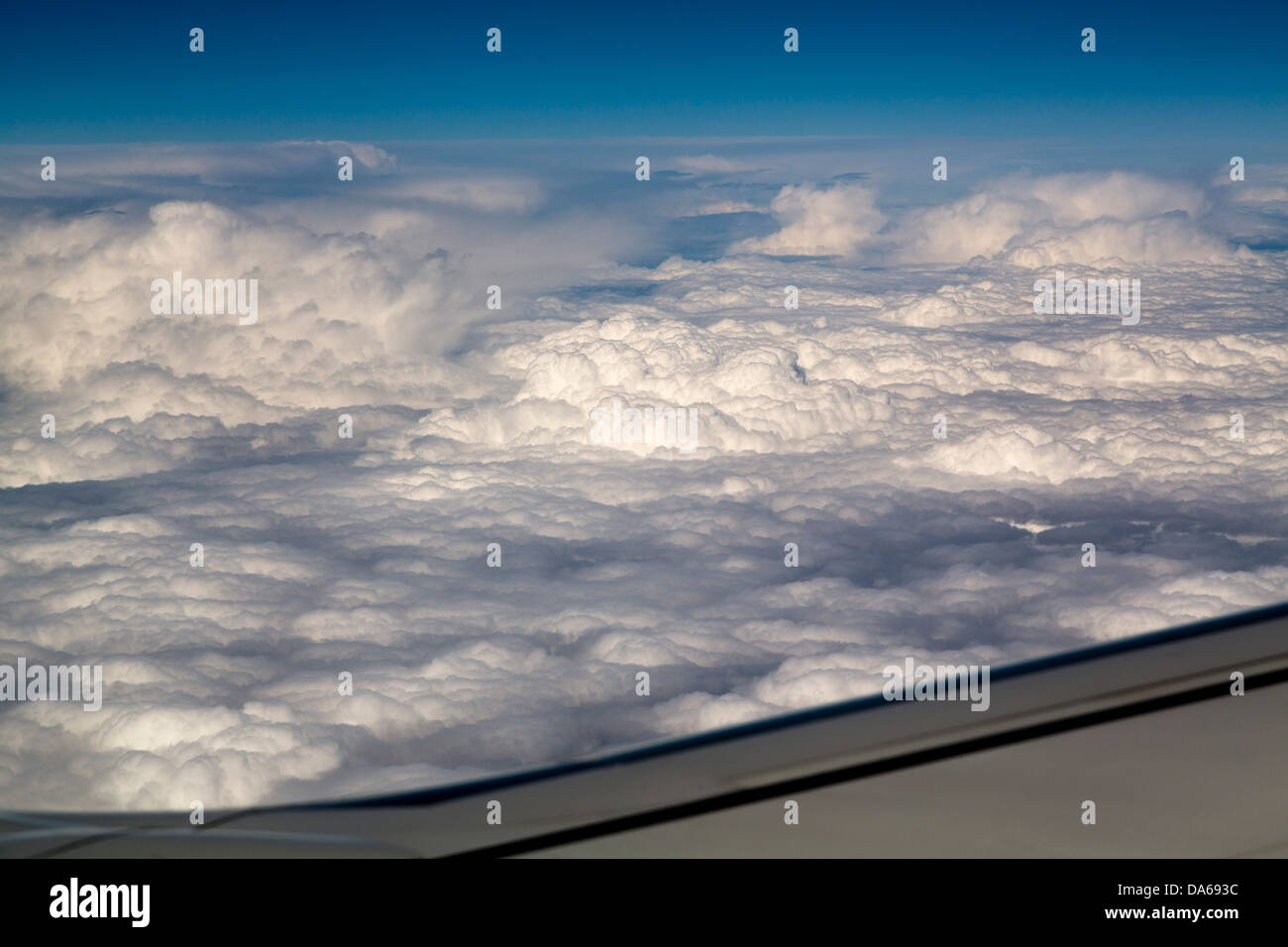 Flügel eines Flugzeugs auf Wolke Himmel Stockfoto