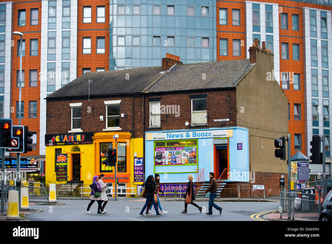 Fancy Dress Shop & Zeitschriftenläden mit Universität studentisches Wohnen hinter in Leeds West Yorkshire England UK Stockfoto