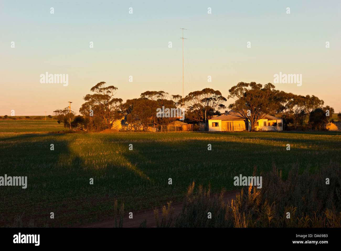 Australische Bauernhaus am Sonnenuntergang, Victoria Plains, Western Australia Stockfoto