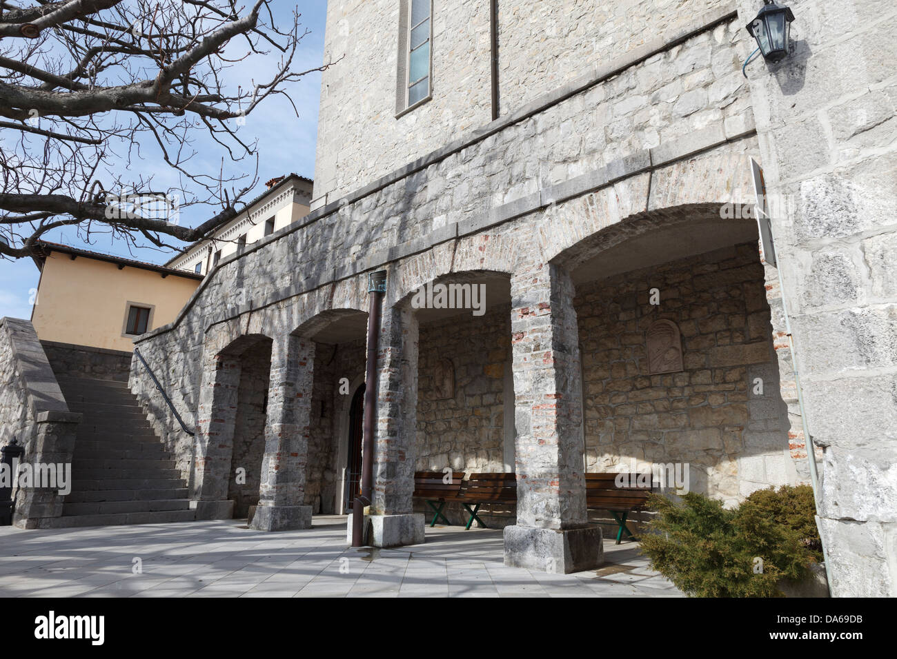 Kreuzgang mit Bänken, Castelmonte Sanctuary, Friaul, Italien Stockfoto