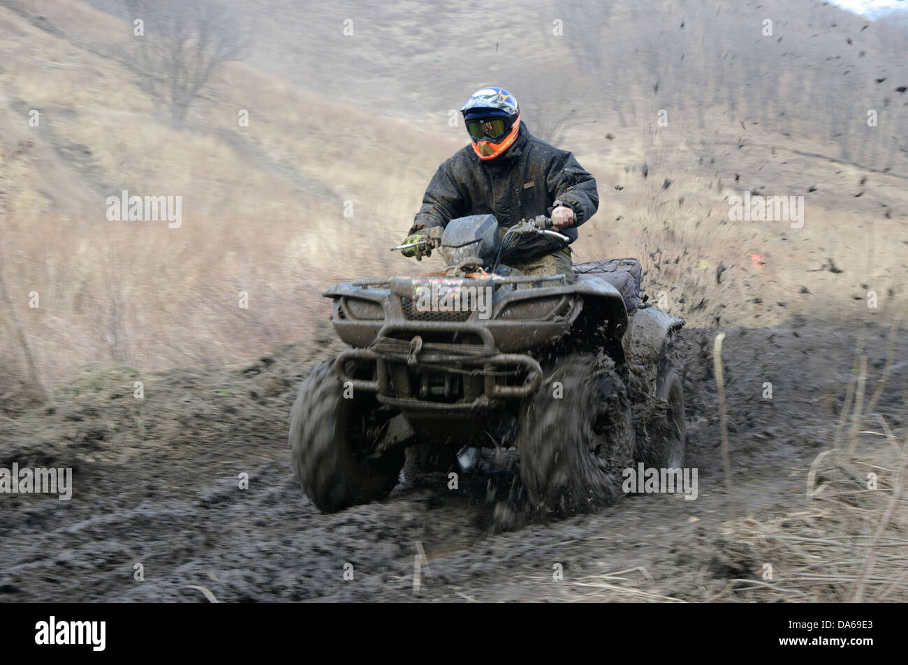 ATV Rennen auf Feldweg im Frühling Stockfoto