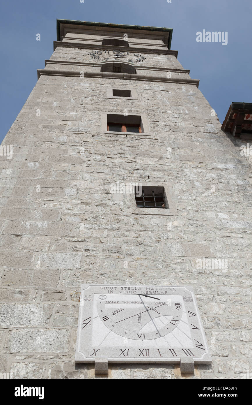 Turm mit Sonnenuhr, Castelmonte Sanctuary, Friaul, Italien Stockfoto