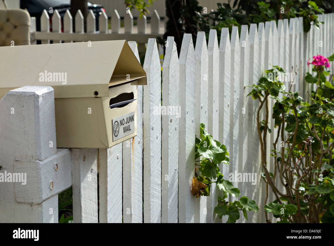 Metall-Briefkasten auf einen weißen Lattenzaun, Perth Western Australia Stockfoto
