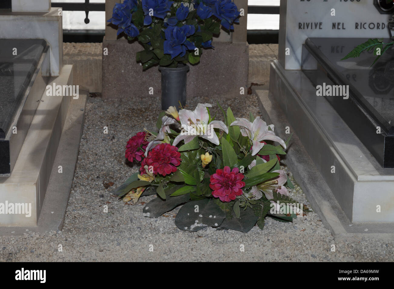 Blumen und Grabsteine, Castelmonte Sanctuary, Friaul, Italien Stockfoto