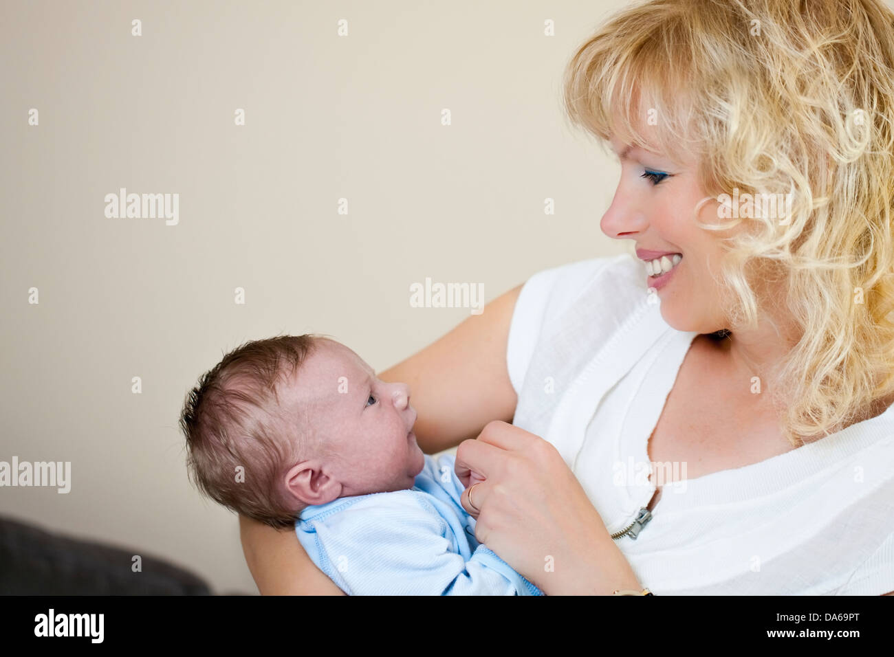 Junge Frau mit einem Neugeborenen baby Stockfoto
