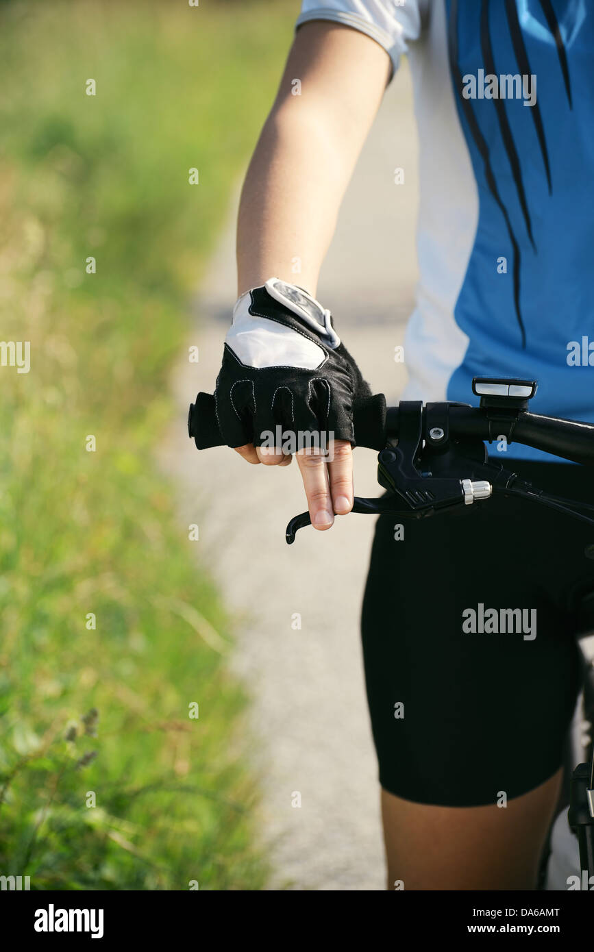 junge Frau training mit Mountainbike und Radfahren im Park. Verkürzte Ansicht Stockfoto