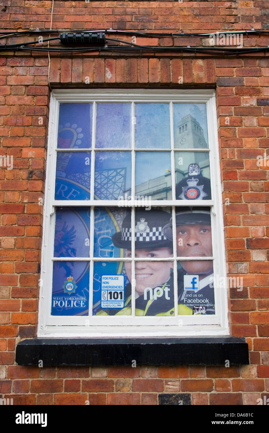 Plakat in Schiebefenster der Polizeistation in der Nähe von Leeds Uni Leeds, West Yorkshire England UK Stockfoto