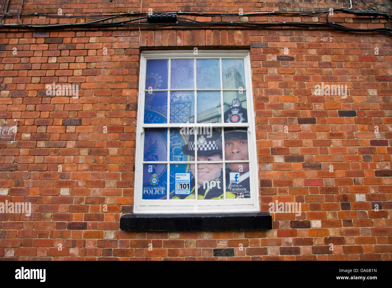 Plakat in Schiebefenster der Polizeistation in der Nähe von Leeds Uni Leeds, West Yorkshire England UK Stockfoto