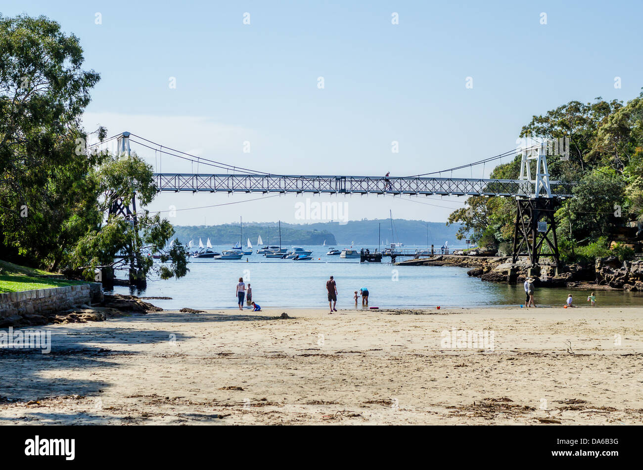 Petersilie-Bay in Sydney mit seiner Bucht, Fußgängerbrücke, Strand und Rasenflächen Reserve. Stockfoto