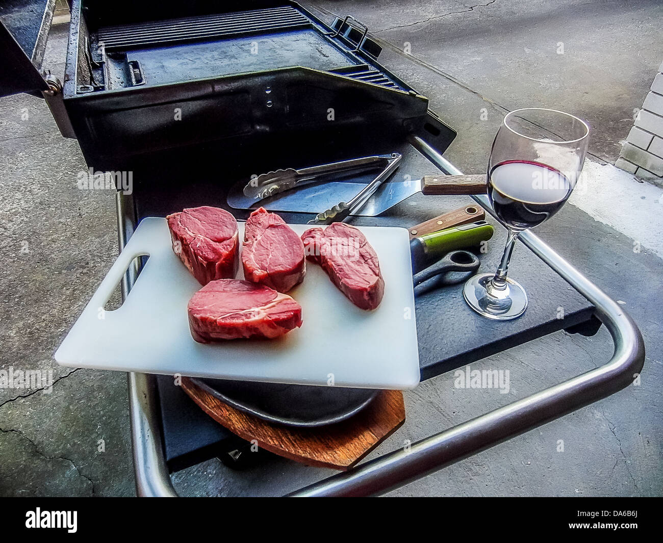 Rotwein und Steaks bereit für einen Hinterhof Grill in Australien. Stockfoto