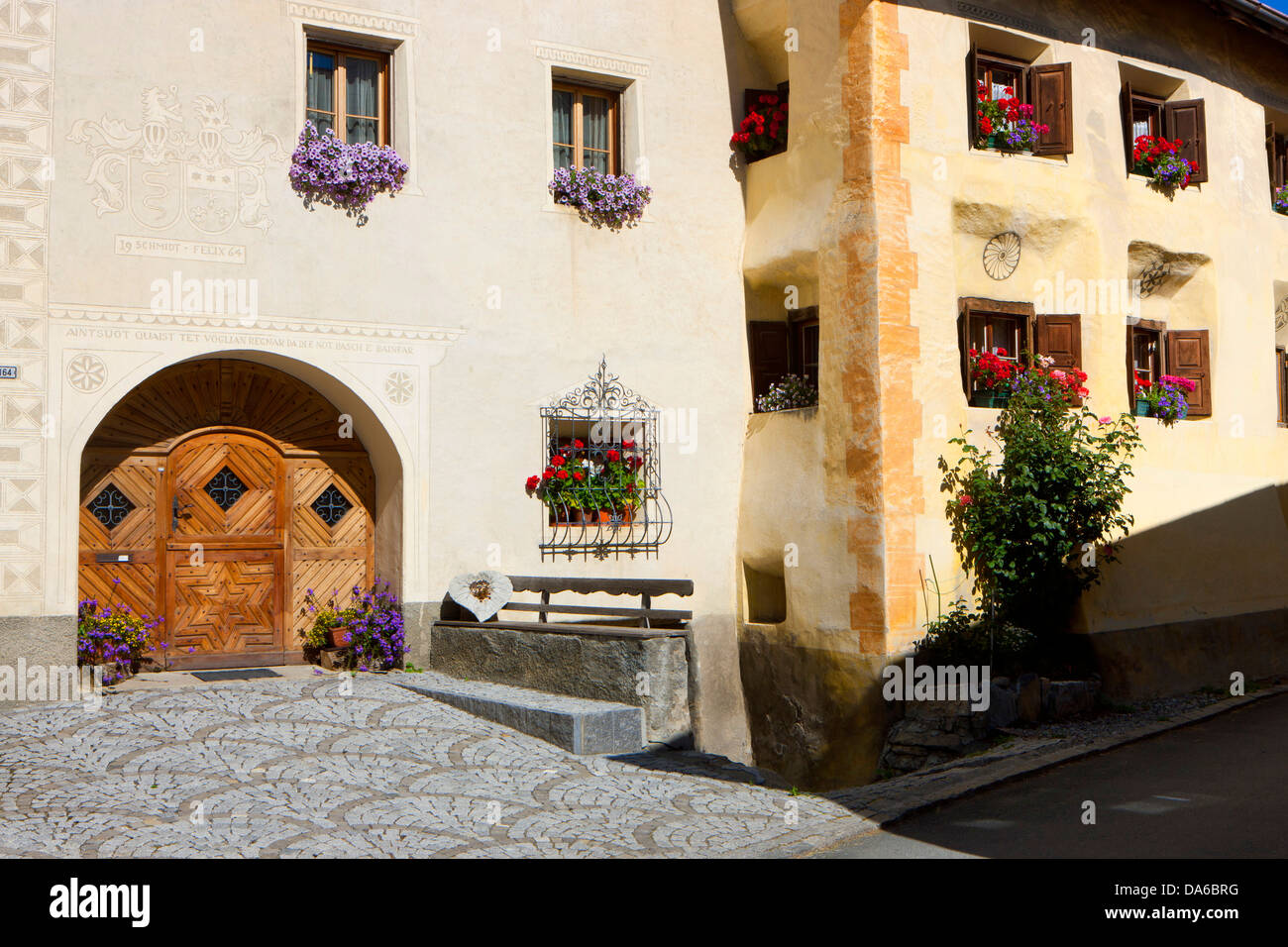Gesendet, Schweiz, Europa, Kanton Graubünden, Graubünden, Engadin, Engadin, Unterengadin, Dorf, Häuser, Wohnungen, floral Grossgärtnerei Stockfoto