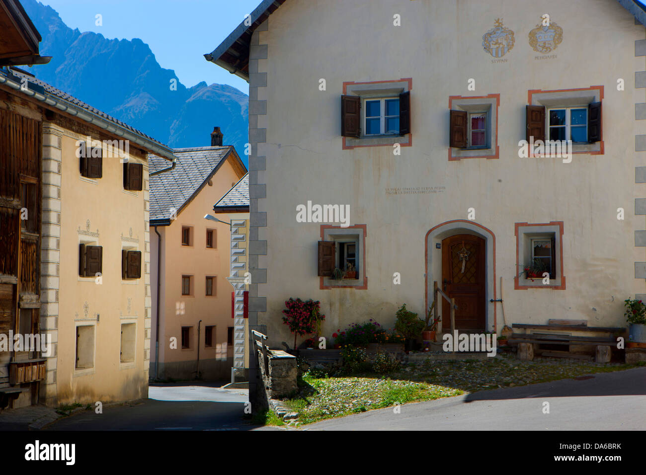 Gesendet, Schweiz, Europa, Kanton Graubünden, Graubünden, Engadin, Engadin, Unterengadin, Dorf, Häuser, Häuser, Fassade, Decorat Stockfoto