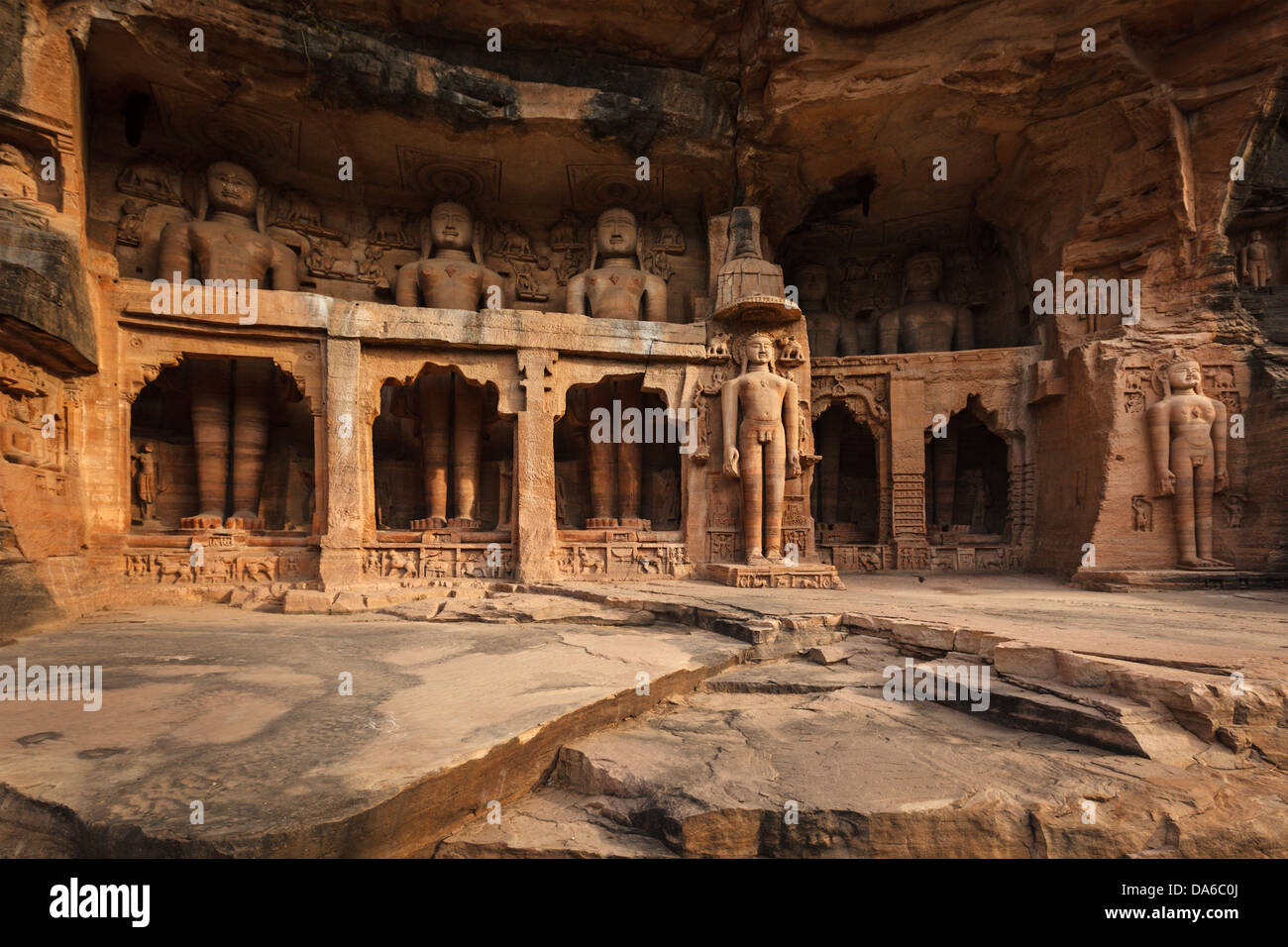 Rockcut Statuen von Jain Thirthankaras in Nischen der Felsen in der Nähe von Gwalior Fort. Gwalior, Madhya Pradesh, Indien Stockfoto