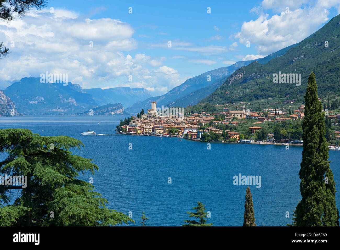 Lago di Garda, Malcesine, Gardasee, Italien, Europa, Blick auf die Stadt, außen, tagsüber, keiner, menschenleer, See, Berglandschaft, Mo Stockfoto