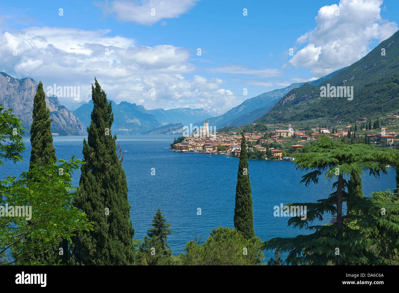 Lago di Garda, Malcesine, Gardasee, Italien, Europa, Blick auf die Stadt, außen, tagsüber, keiner, menschenleer, See, Berglandschaft, Mo Stockfoto