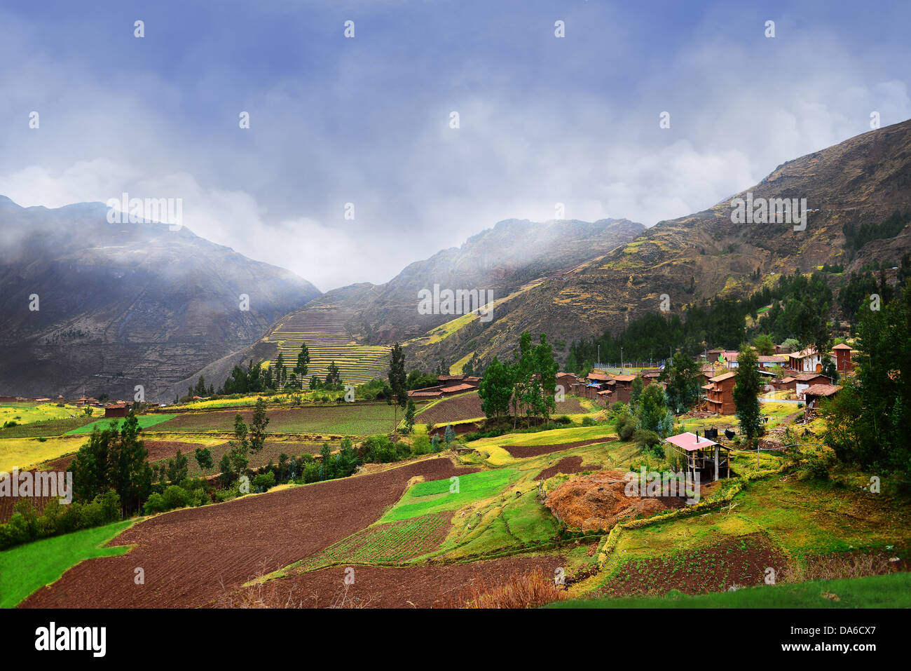 Peruanischen Dorf in Bergen. Peruanische Landwirtschaft im Hochgebirge. Stockfoto
