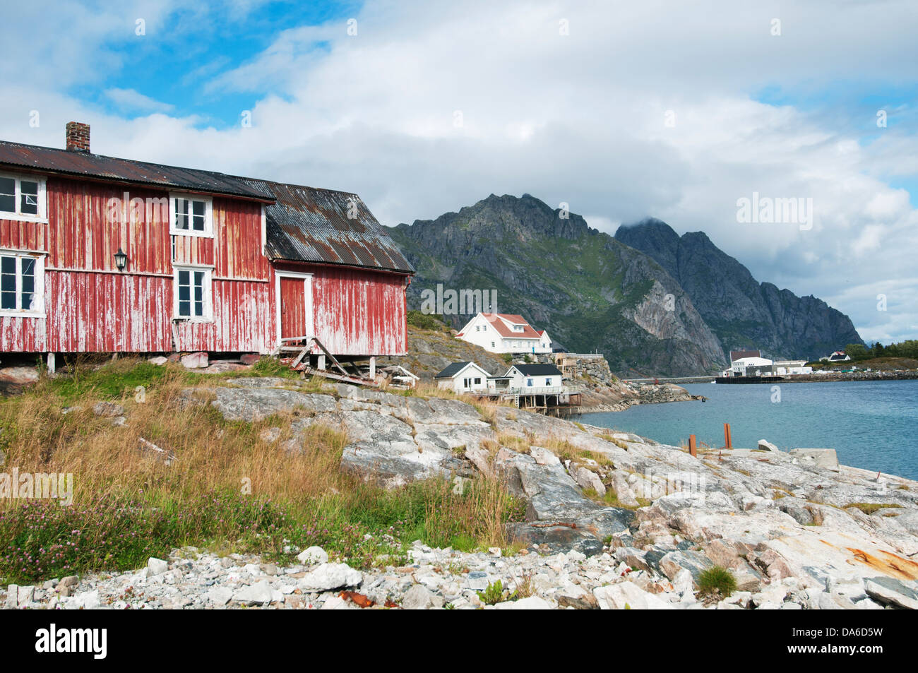 Henningsvær, Lofoten, Norge, verwittert Haus auf der Klippe Stockfoto