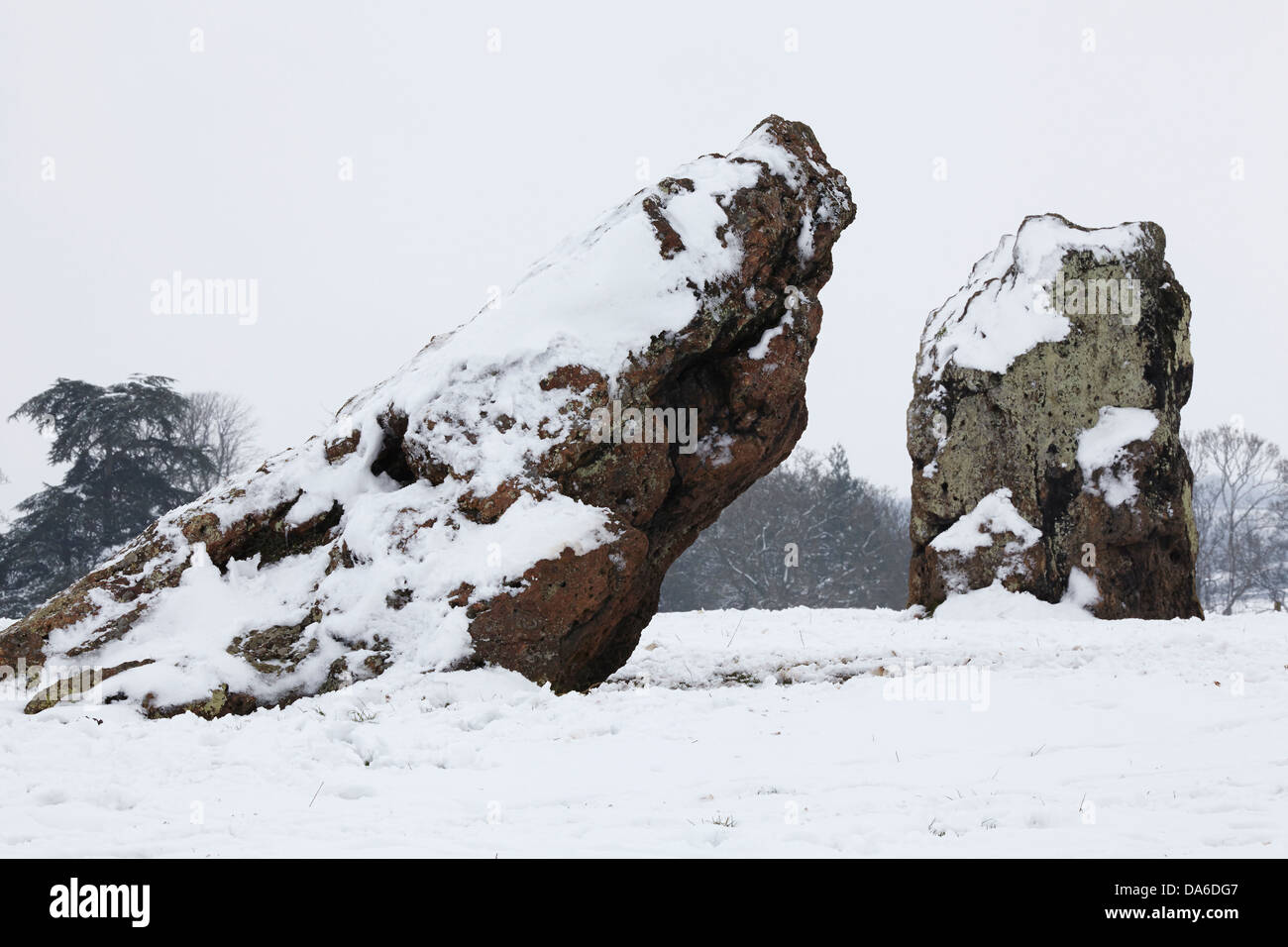 Stehenden Steinen im Schnee, am Steinkreis Stanton Drew, Stanton Drew, in der Nähe von Chew Magna, Somerset, Großbritannien. Stockfoto