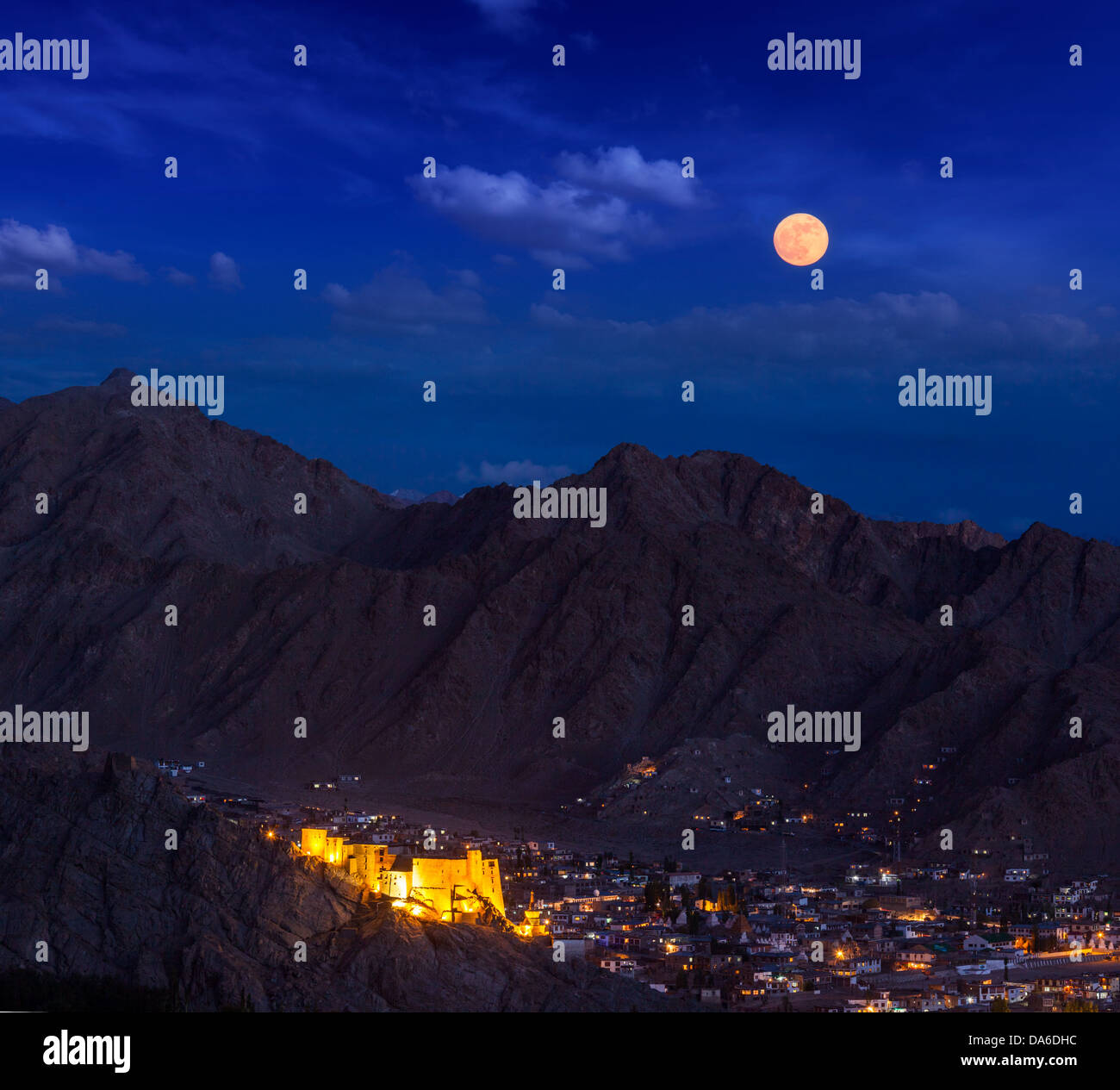 Nachtansicht des Leh Stadt, Leh Palace und Himalaya. Ladakh, Jammu und Kaschmir, Indien Stockfoto